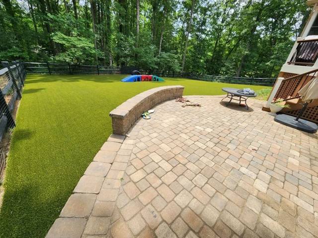 Paver patio and turf backyard by Elite Turfs