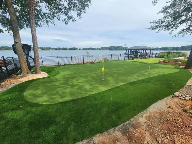 Elite Turfs putting green on Lake Norman